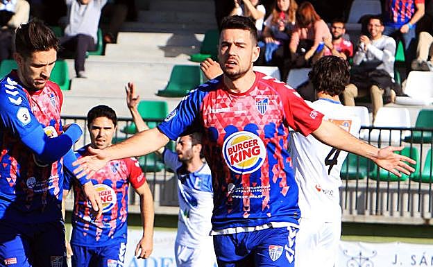 Mika celebra uno de sus goles en La Albuera.
