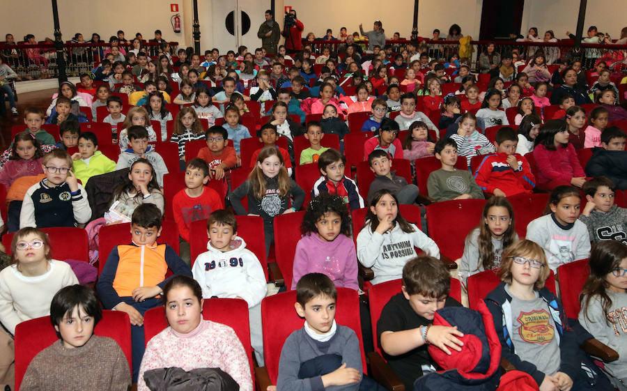 Patio del teatro Juan Bravo, lleno de escolares para ver la presentación de la mascota Piñón.