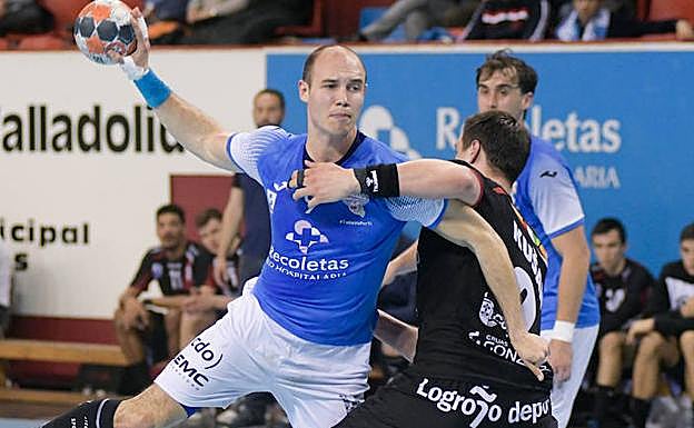 Adrián supera a Kusan para marcar uno de sus siete goles: 