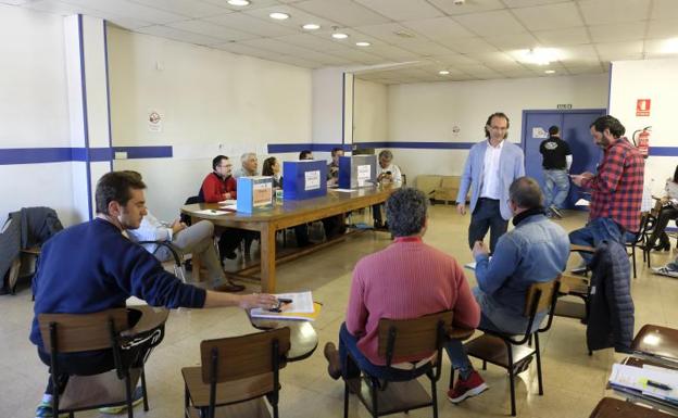 Un momento de la votación celebrada este jueves en una de las salas de las cocheras de Auvasa. 