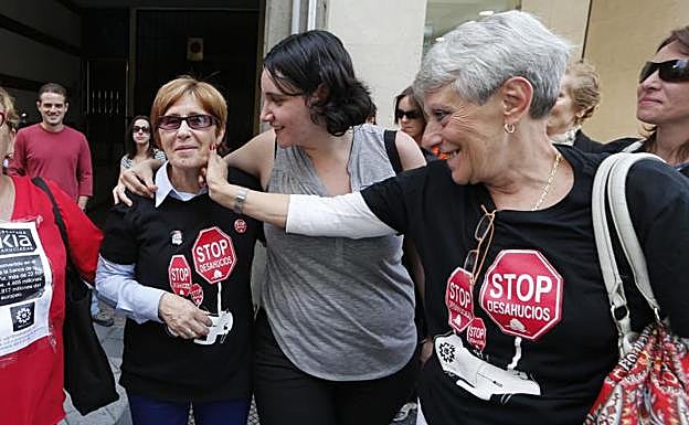 Rosa, en 2014, cuando el banco paralizó la subasta de su casa.