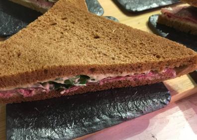 Imagen secundaria 1 - Arriba, una chuleta a la brasa de un kilogramo. Abajo, un sandwich de pastrani y tartar. 