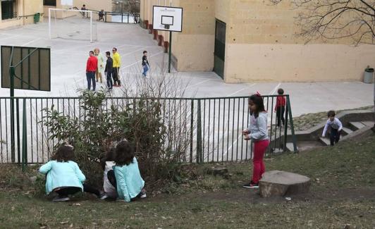 Niños juegan en el colegio Fray Juan de la Cruz de Segovia. 