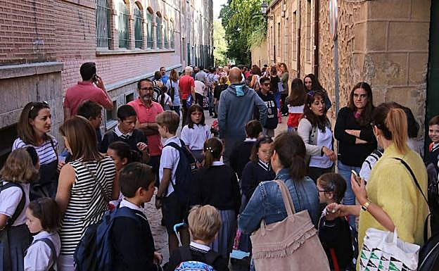 Padres acompañan a sus hijos en un primer día de clase en el colegio de las Concepcionistas. 