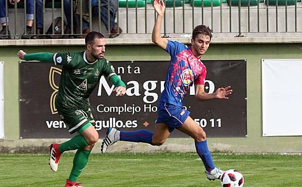 Álex Conde, durante un partido en el municipal de La Albuera.