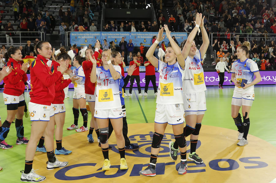 Fotos: Las guerreras ganan a Serbia en su segundo partido en Palencia (31-28)