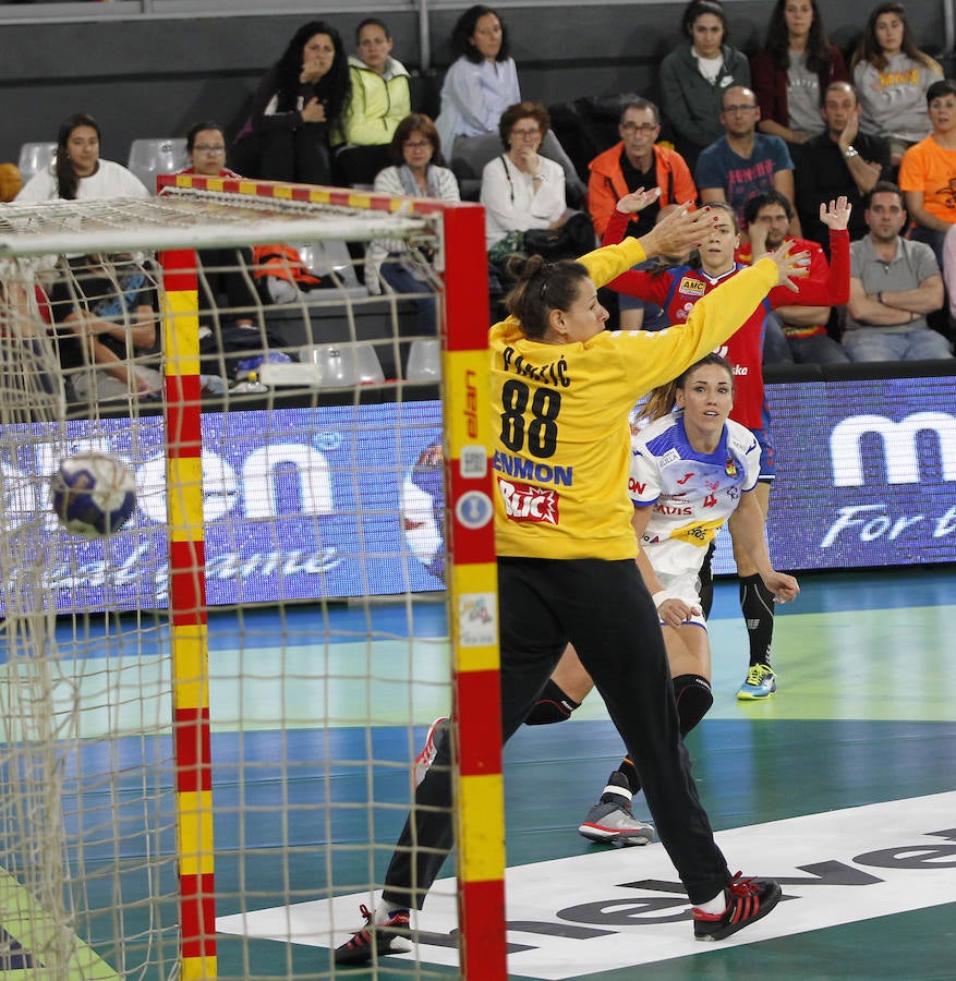 Fotos: Las Guerreras ganan a Serbia en su segundo partido en Palencia (31-28) 1/2