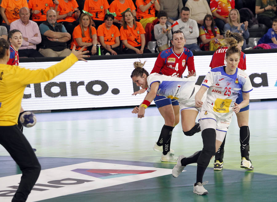 Fotos: Las Guerreras ganan a Serbia en su segundo partido en Palencia (31-28) 1/2