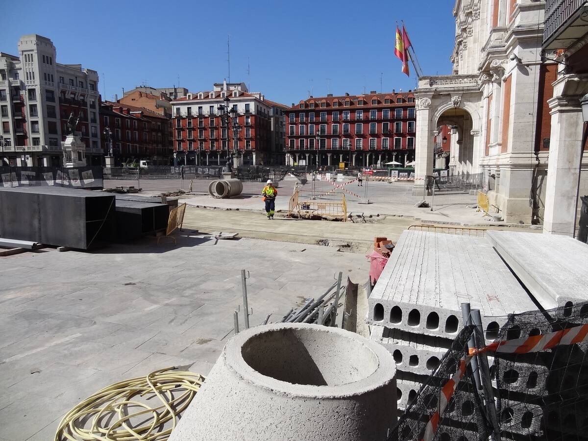Obras para sacar las rampas del aparcamiento de la Plaza Mayor en las calles Jesús y Manzana.