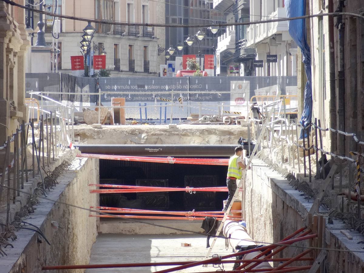 Obras para sacar las rampas del aparcamiento de la Plaza Mayor en las calles Jesús y Manzana.