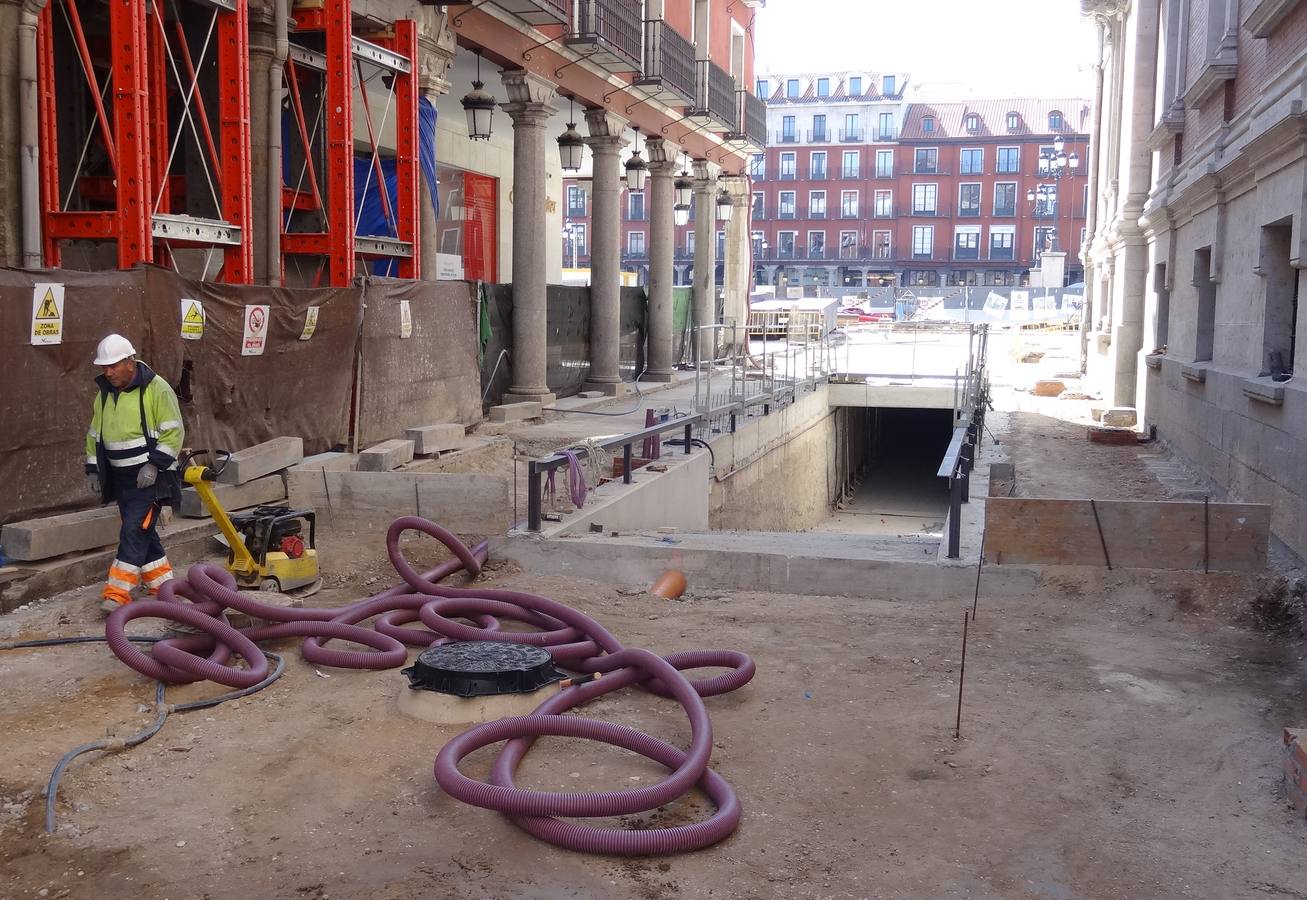 Obras para sacar las rampas del aparcamiento de la Plaza Mayor en las calles Jesús y Manzana.