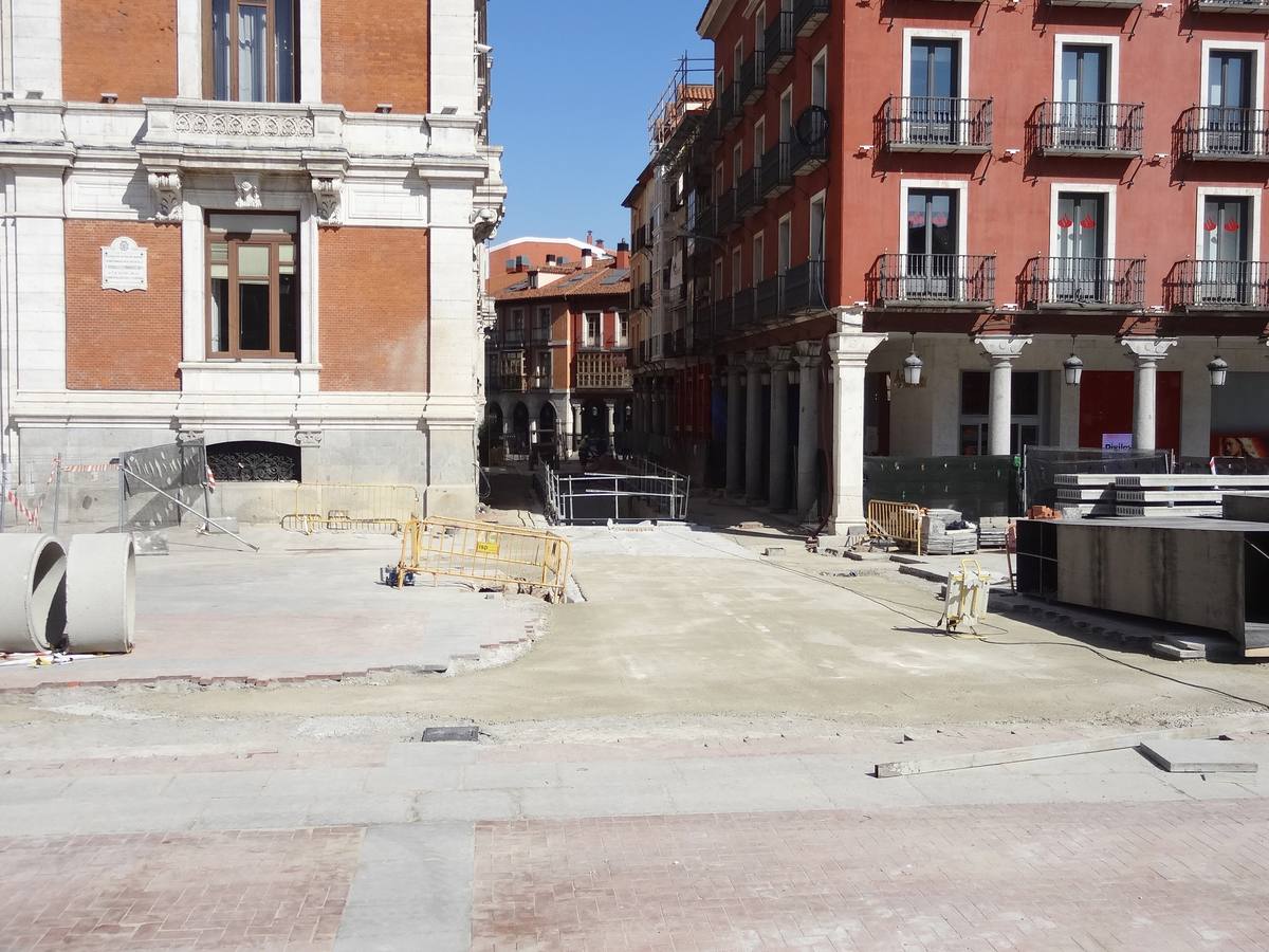 Obras para sacar las rampas del aparcamiento de la Plaza Mayor en las calles Jesús y Manzana.