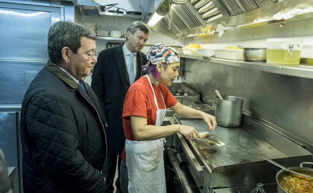 César Rico y Javier Lacalle con la cocinera del Mesón Los Herreros. 