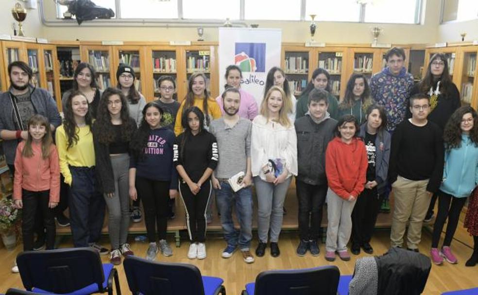 David Galán e Irene Dewitt, en el centro, junto a los estudiantes del IES Galileo. 