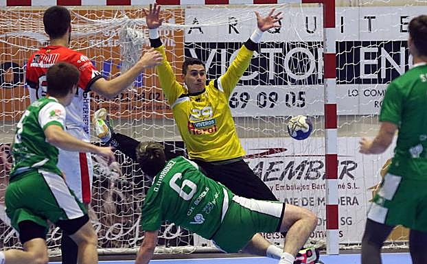 El guardameta Yeray Lamariano intenta detener el lanzamiento de un contrario.