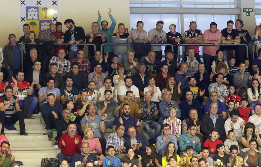 Fotos: Gran victoria del Balonmano Nava ante Alarcos que le coloca a un paso de la Liga Asobal