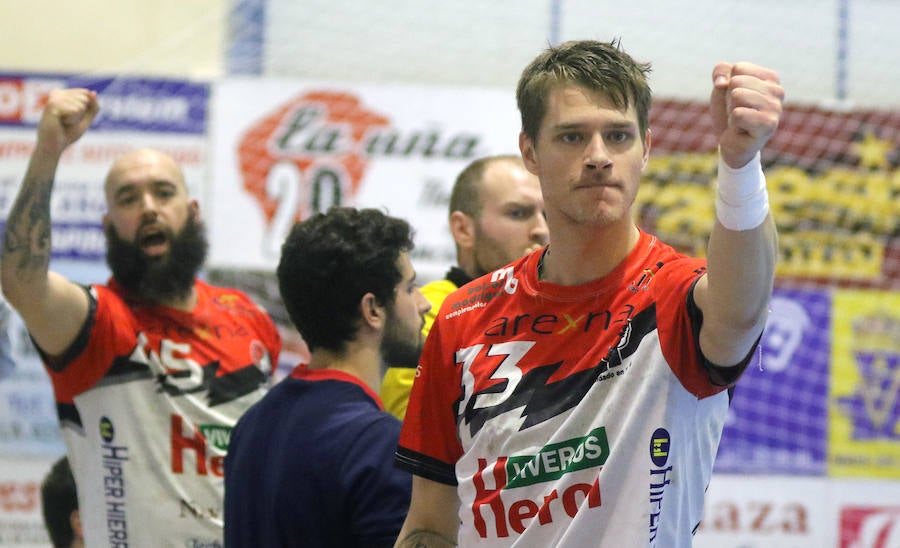 Fotos: Gran victoria del Balonmano Nava ante Alarcos que le coloca a un paso de la Liga Asobal