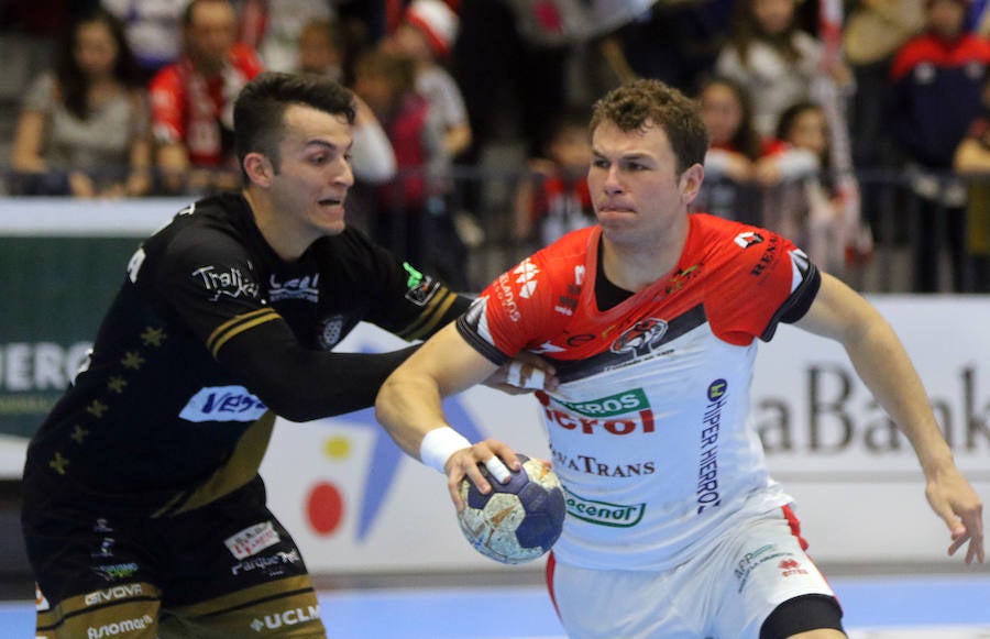 Fotos: Gran victoria del Balonmano Nava ante Alarcos que le coloca a un paso de la Liga Asobal