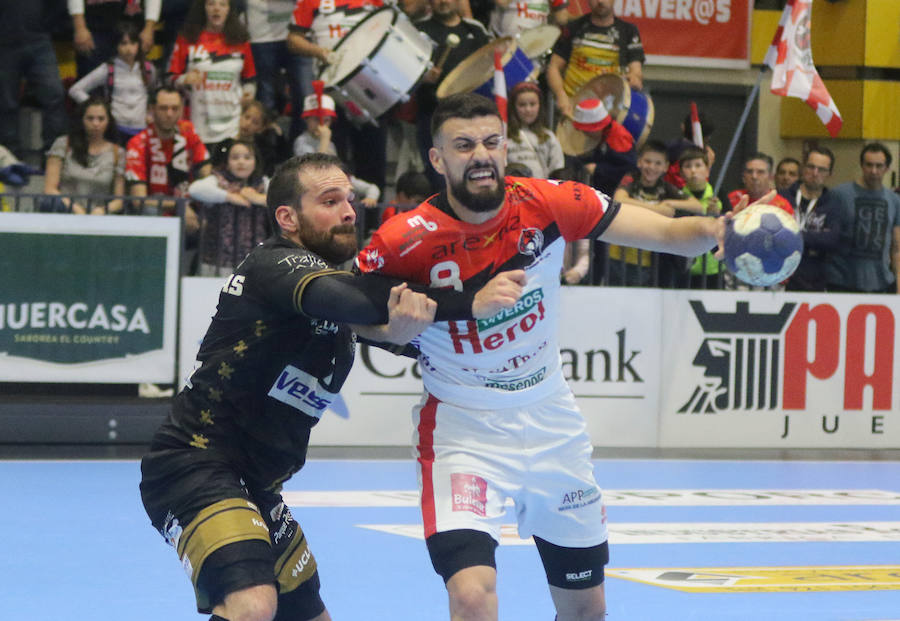 Fotos: Gran victoria del Balonmano Nava ante Alarcos que le coloca a un paso de la Liga Asobal
