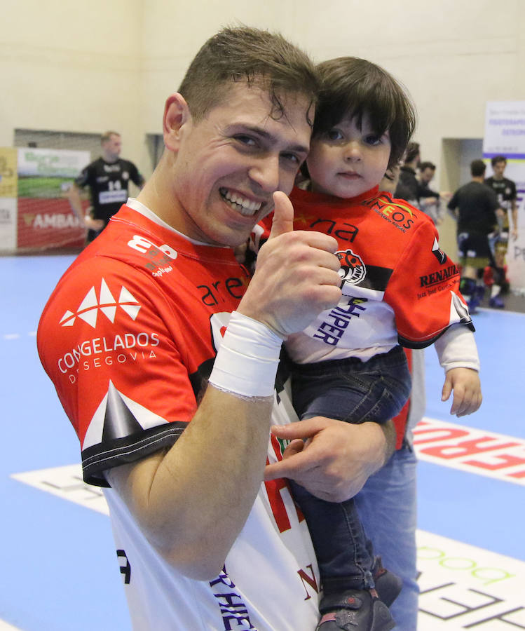 Fotos: Gran victoria del Balonmano Nava ante Alarcos que le coloca a un paso de la Liga Asobal