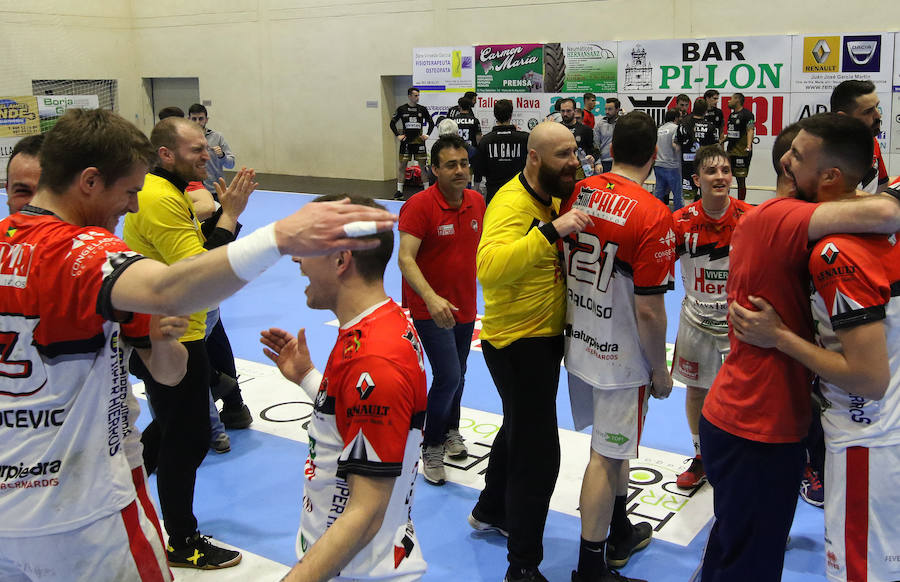 Fotos: Gran victoria del Balonmano Nava ante Alarcos que le coloca a un paso de la Liga Asobal
