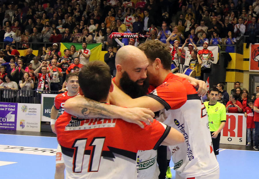 Fotos: Gran victoria del Balonmano Nava ante Alarcos que le coloca a un paso de la Liga Asobal