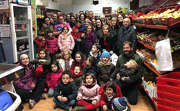 Fiesta de despedida a los tenderos del barrio.