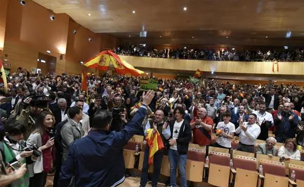 El presidente de Vox, Santiago Abascal, (de espaldas) saluda a los asistentes a un acto del partido en Ciudad Real.