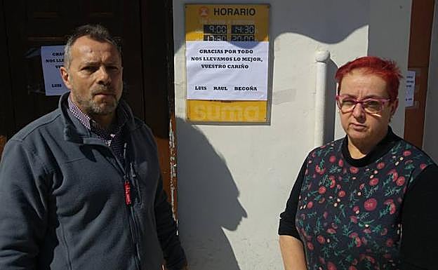 Luis Ángel y Begoña, frente a un cartel de agradecimiento a los vecinos que han colocado en la puerta del establecimiento.
