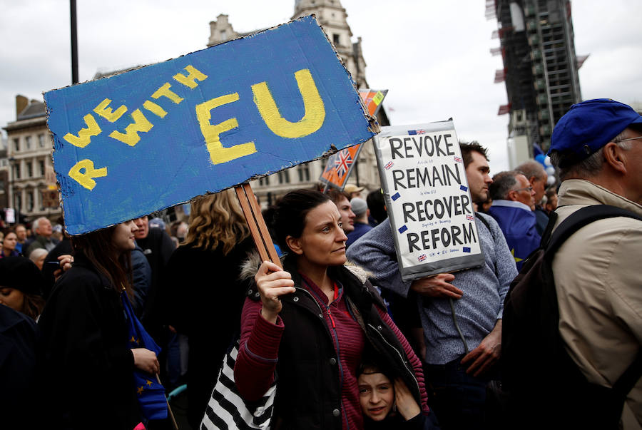 Un millón de británicos, según los organizadores, procedentes de las islas escocesas, de Bristol, Mánchester o Leeds se han manifestado por el centro de Londres para exigir que se celebre un segundo referéndum sobre el 'Brexit'.