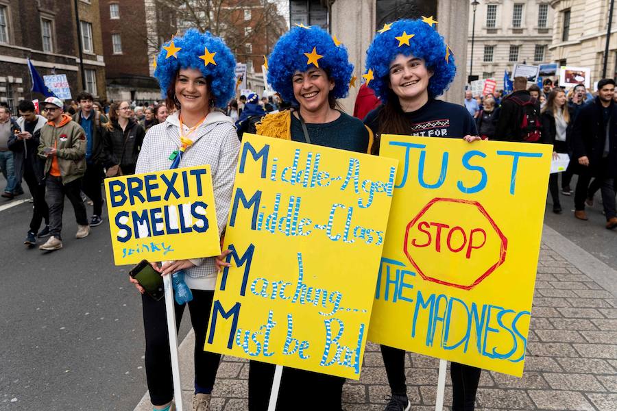 Un millón de británicos, según los organizadores, procedentes de las islas escocesas, de Bristol, Mánchester o Leeds se han manifestado por el centro de Londres para exigir que se celebre un segundo referéndum sobre el 'Brexit'.