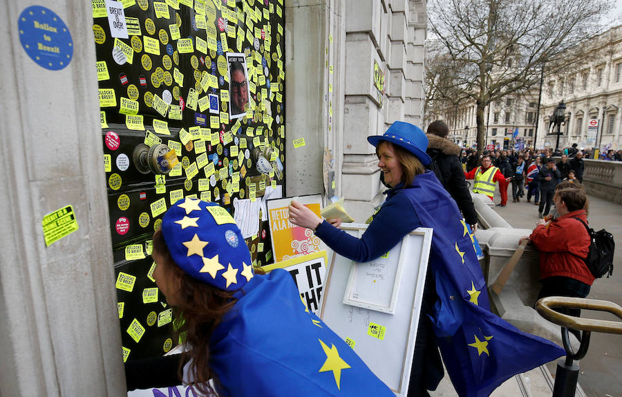 Un millón de británicos, según los organizadores, procedentes de las islas escocesas, de Bristol, Mánchester o Leeds se han manifestado por el centro de Londres para exigir que se celebre un segundo referéndum sobre el 'Brexit'.