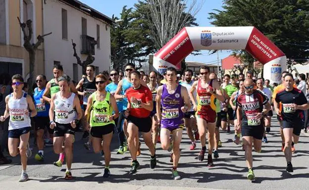 Los corredores toman la salida. 