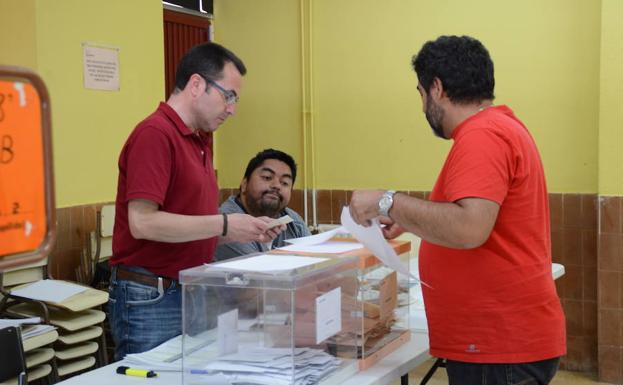 Una mesa electoral de Salamanca en los comicios generales de 2016.