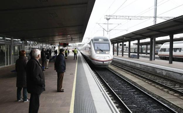 Un tren llega a la estación de Salamanca.