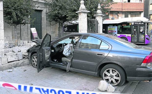 Estado en el que quedó el vehículo tras empotrarse contra el muro exterior de la iglesia de la Compañía de Palencia.