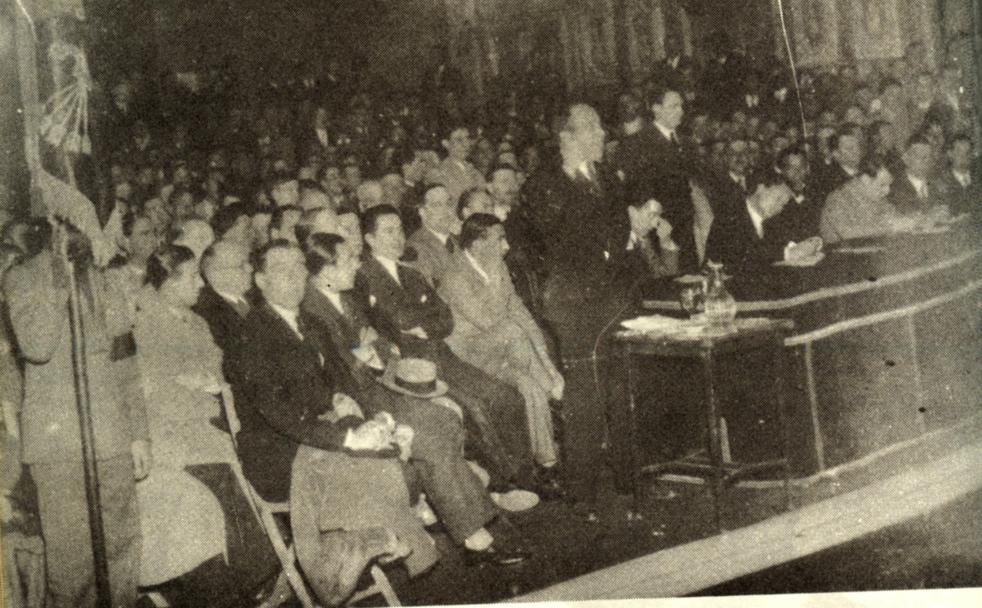 Instantánea de la ceremonia oficial de fusión entre Falange Española y las JONS en el Teatro Calderón el 4 de marzo de 1934. 