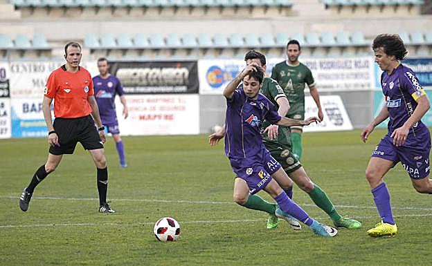 Alvarito conduce el balón, en el encuentro entre el Palencia Cristo y el Astorga. 