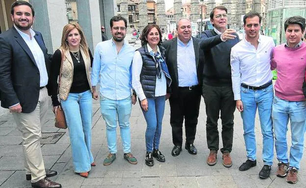 Fernández Mañueco (cuarto por la derecha), junto a otros candidatos, entre ellos Beatriz Escudero y Pablo Pérez, ayer en Segovia. 