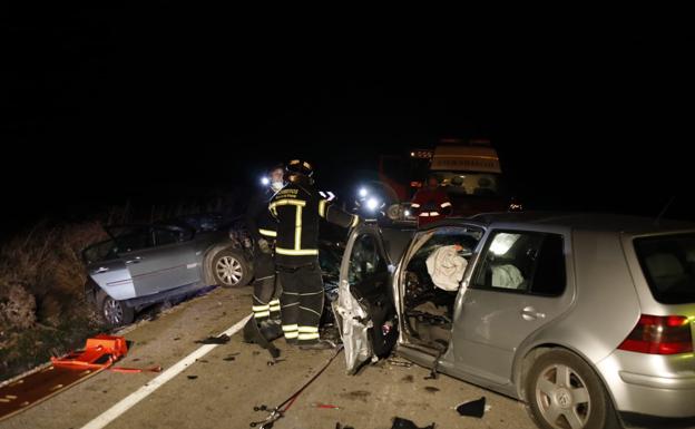 Los bomberos trabajan en el lugar del accidente. 