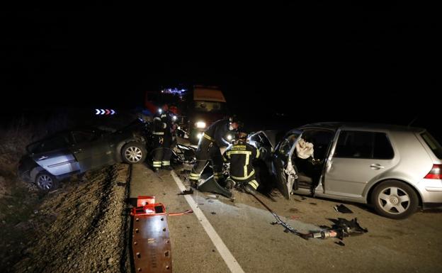 Imagen principal - El vicepresidente de la Diputación de Valladolid, grave tras una colisión frontal en Villafuerte