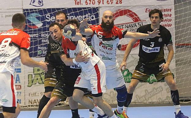 Carlos Villagrán, presionado por un contrario, pasa el balón a un compañero durante el partido frente al Alarcos. 