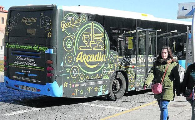 Publicidad de las salas de juego en un autobús urbano. 