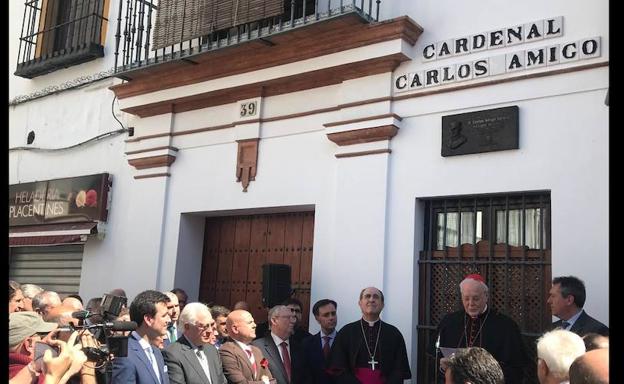 El cardenal Amigo se dirige a los asistentes en su nueva calle.