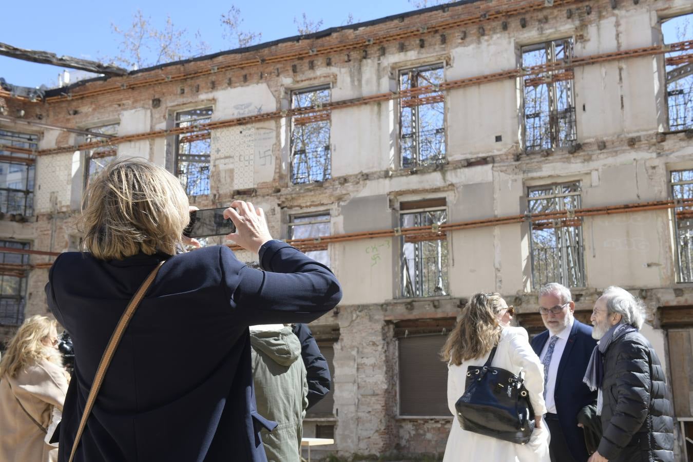 El alcalde de Valladolid, Óscar Puente, y el concejal de Urbanismo, Manuel Saravia, así como representantes de las empresas gestora, comercializadora y de la cooperativa han participado hoy en el acto de colocación de la primera piedra de este edificio