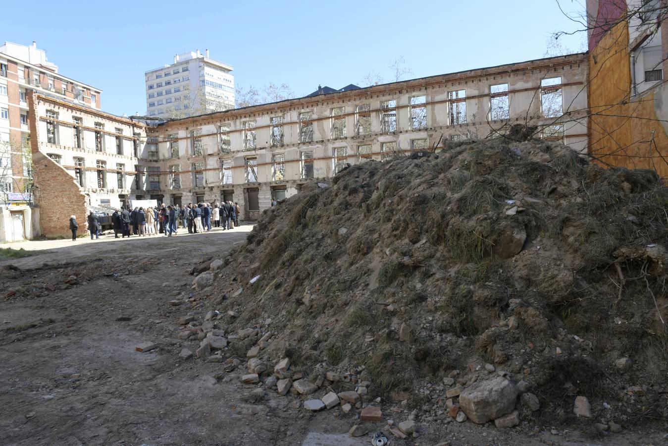 El alcalde de Valladolid, Óscar Puente, y el concejal de Urbanismo, Manuel Saravia, así como representantes de las empresas gestora, comercializadora y de la cooperativa han participado hoy en el acto de colocación de la primera piedra de este edificio