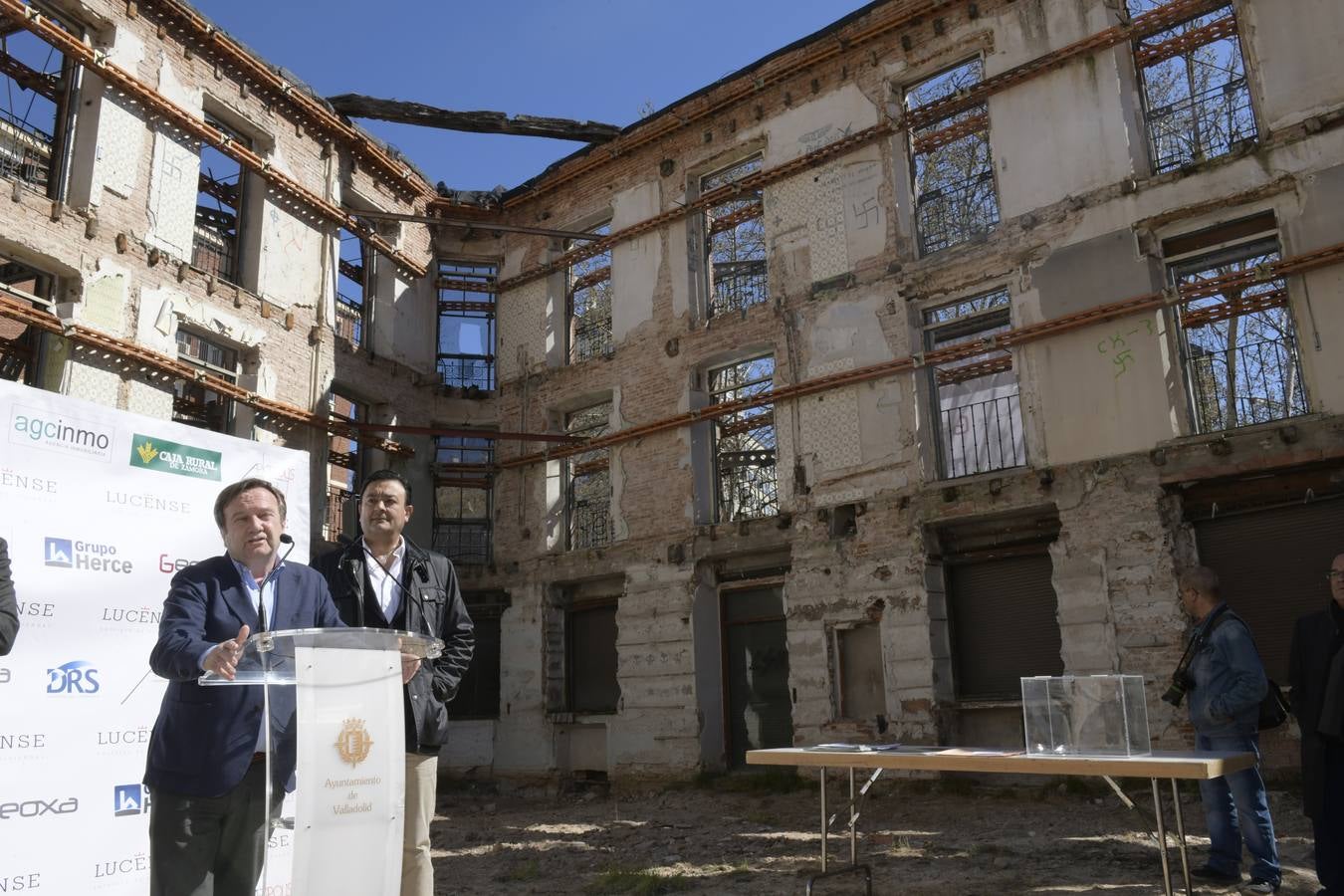 El alcalde de Valladolid, Óscar Puente, y el concejal de Urbanismo, Manuel Saravia, así como representantes de las empresas gestora, comercializadora y de la cooperativa han participado hoy en el acto de colocación de la primera piedra de este edificio