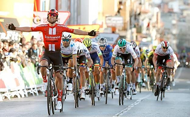 Michael Matthews celebra su victoria al esprint en la segunda etapa de la Volta.