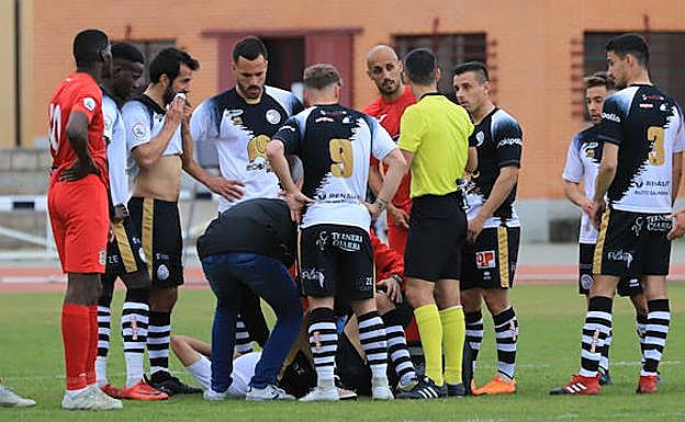 Ribelles, en el suelo, tras lesionase ante el Fuenlabrada. 