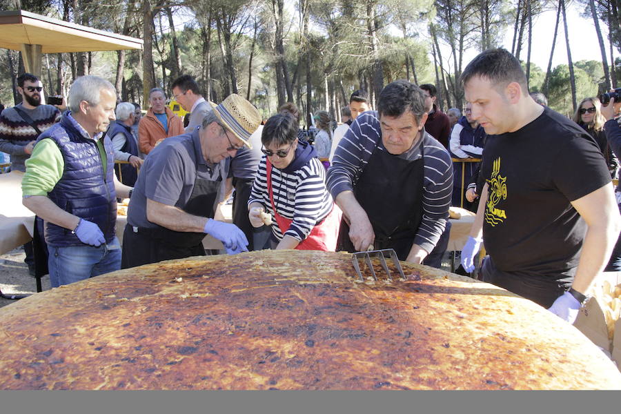 Los cocineros parten la tortilla de patata. 